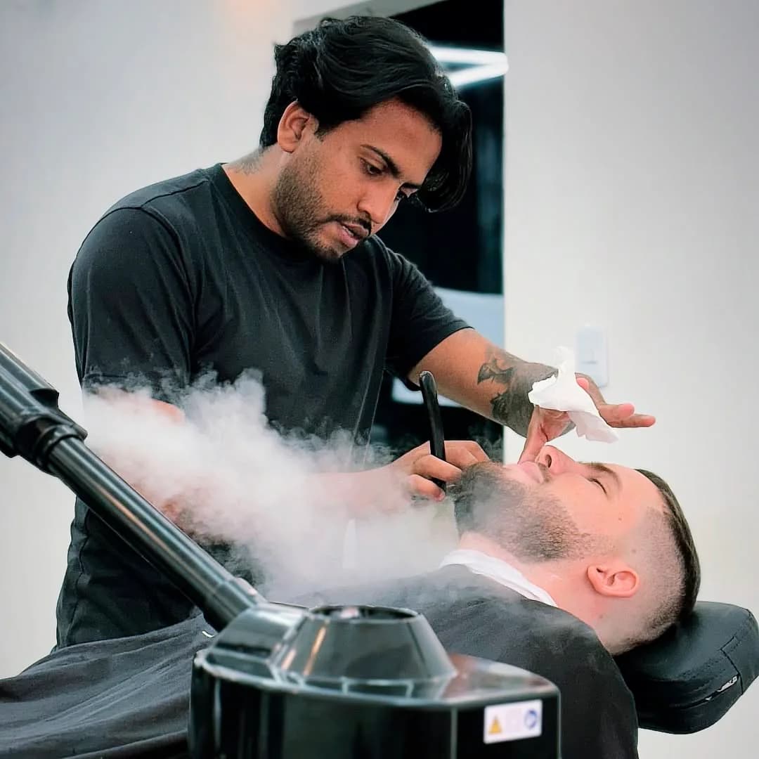 Atendimento e corte de cabelo na Léo Nunes Barbearia