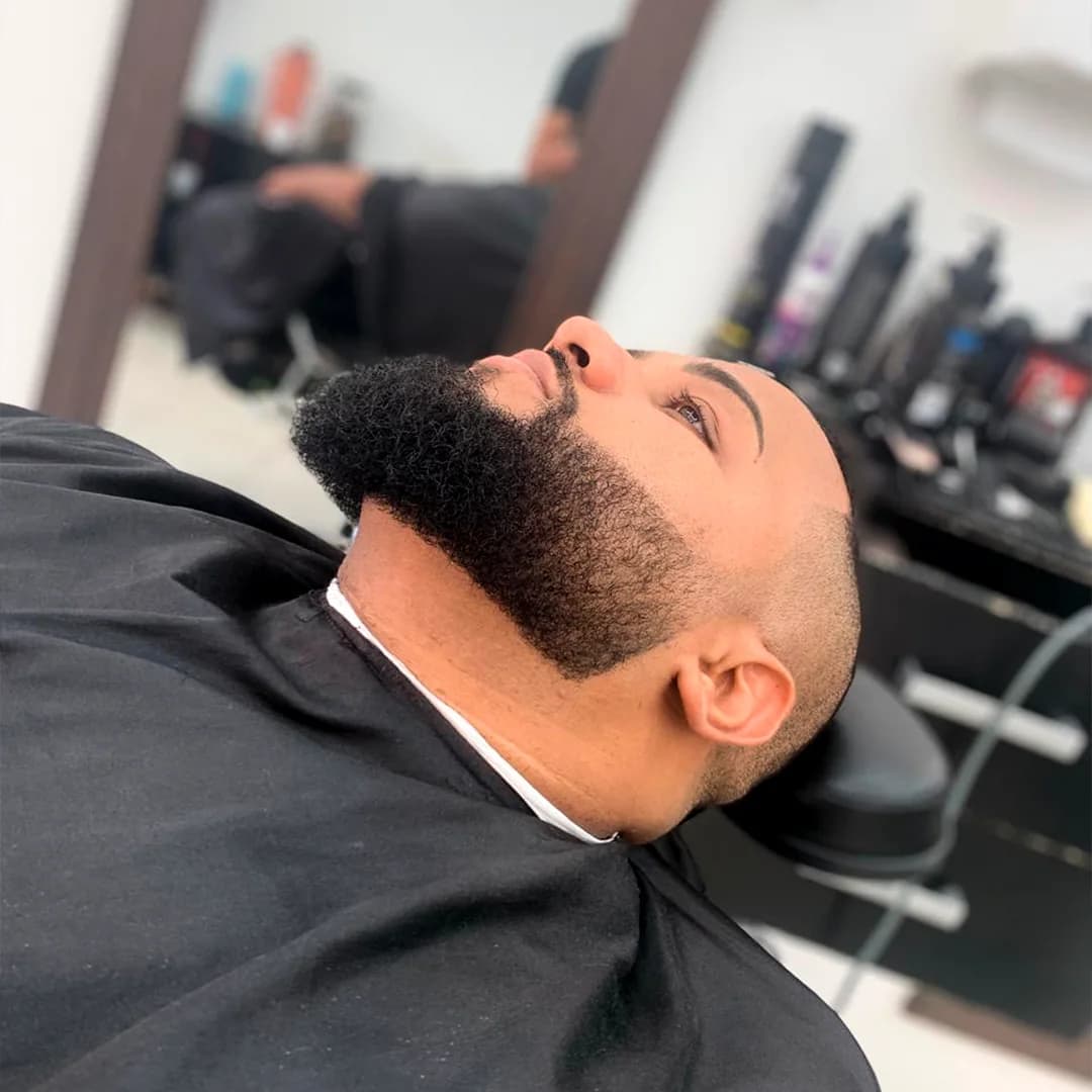 Espaço climatizado e confortável da barbearia